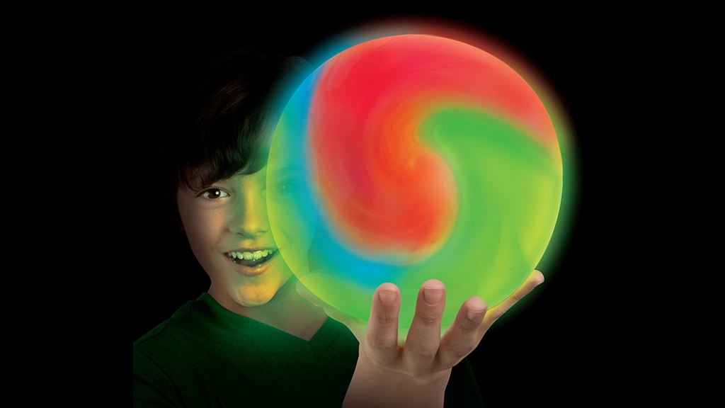 El Groovy Glow Wubble es un juguete de exterior que se puede usar todo el año y que brilla literalmente
