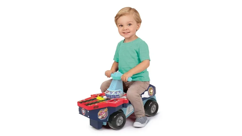 Los niños pueden entrar en acción con el coche volador de PAW Patrol con propulsión a pie