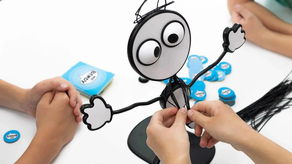Posa con el Mr. Bendy de Fat Brain Toys