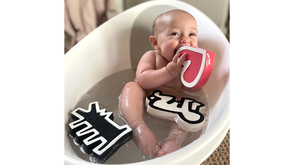 Estos juguetes de baño sensoriales de Keith Haring son tan divertidos que incluso los adultos querrán jugar con ellos