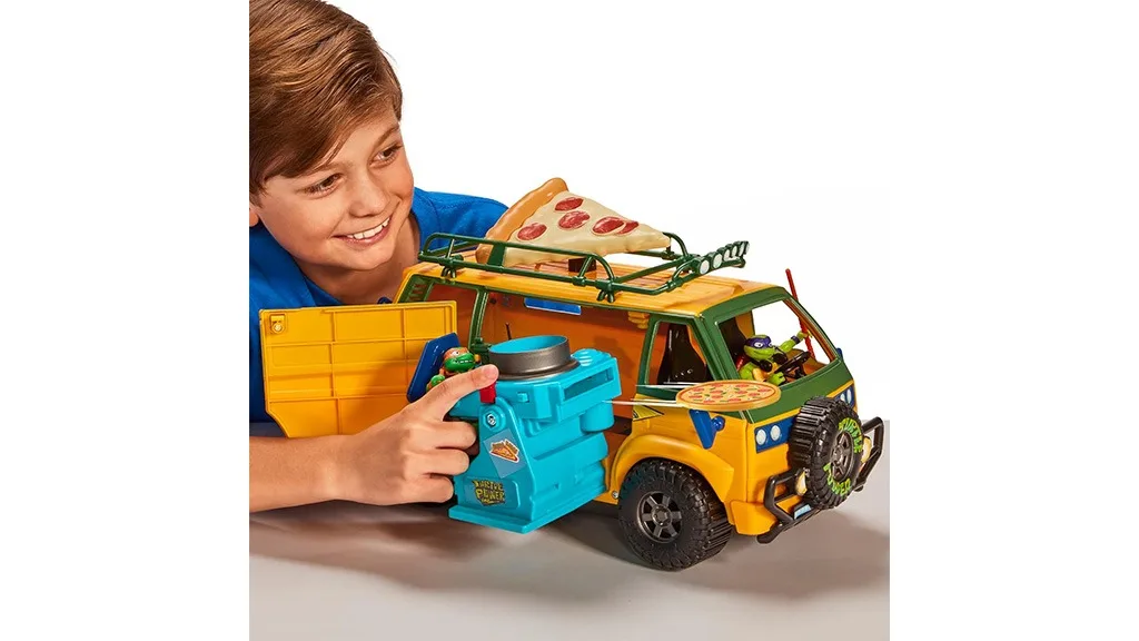 Este vehículo de entrega de pizza de Teenage Mutant Ninja Turtles llega con un lanzador de pizza.