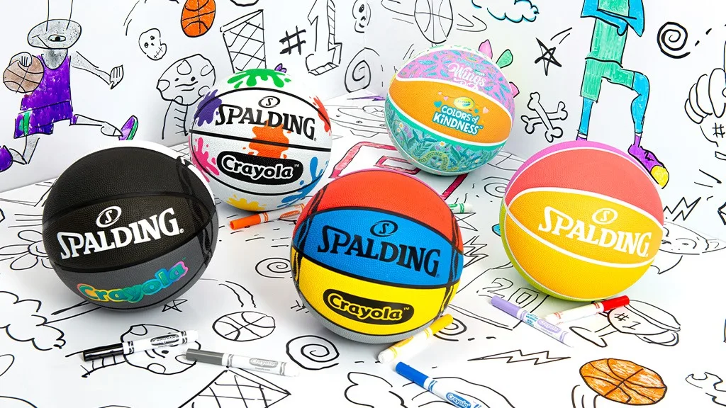 Los pequeños artistas también pueden entrar en acción gracias a la colaboración de Spalding y Crayola