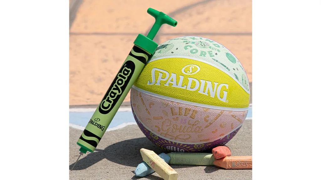 Los pequeños artistas también pueden entrar en acción gracias a la colaboración de Spalding y Crayola