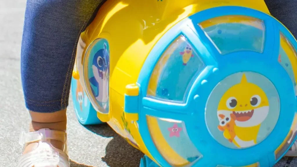 Los niños pueden rugir con el coche de juguete Dynacraft Baby Shark