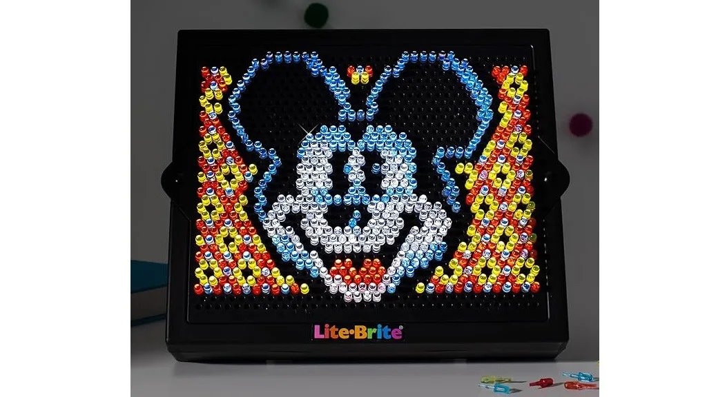 La edición Lite-Brite Super Bright HD Disney100 brilla mágicamente, sin polvo de hada.