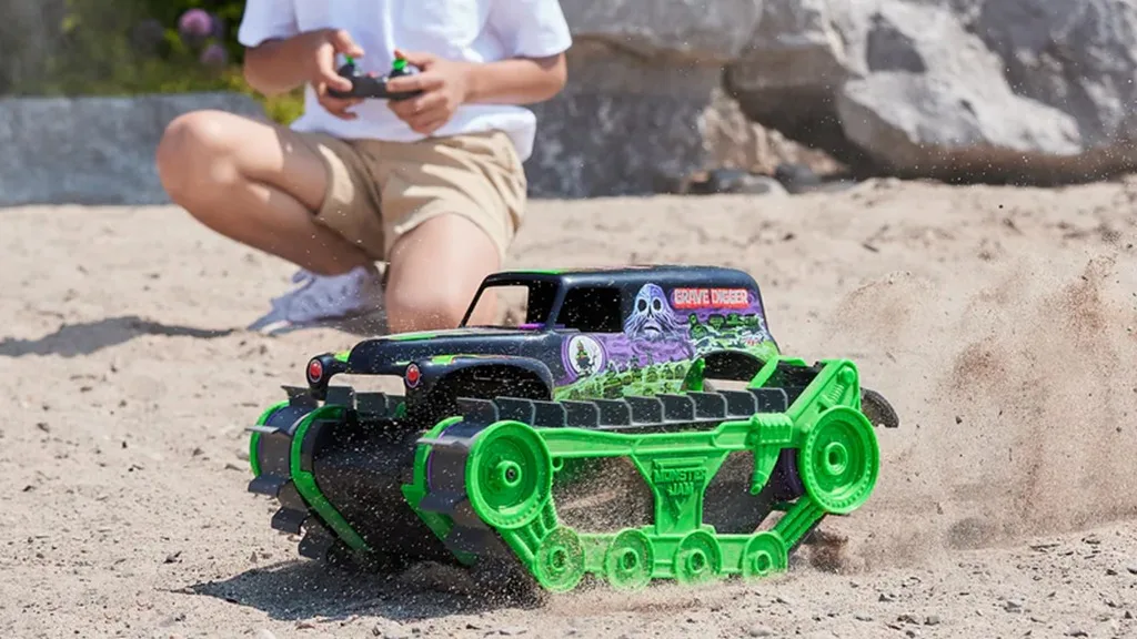 Este Monster Jam R/C se desempeña en cualquier terreno