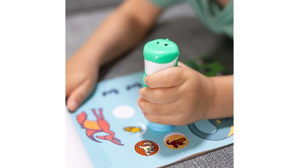 ¡El paquete de pegatinas WOW! de Melissa & Doug llega justo a tiempo para el Día Nacional de las Pegatinas.
