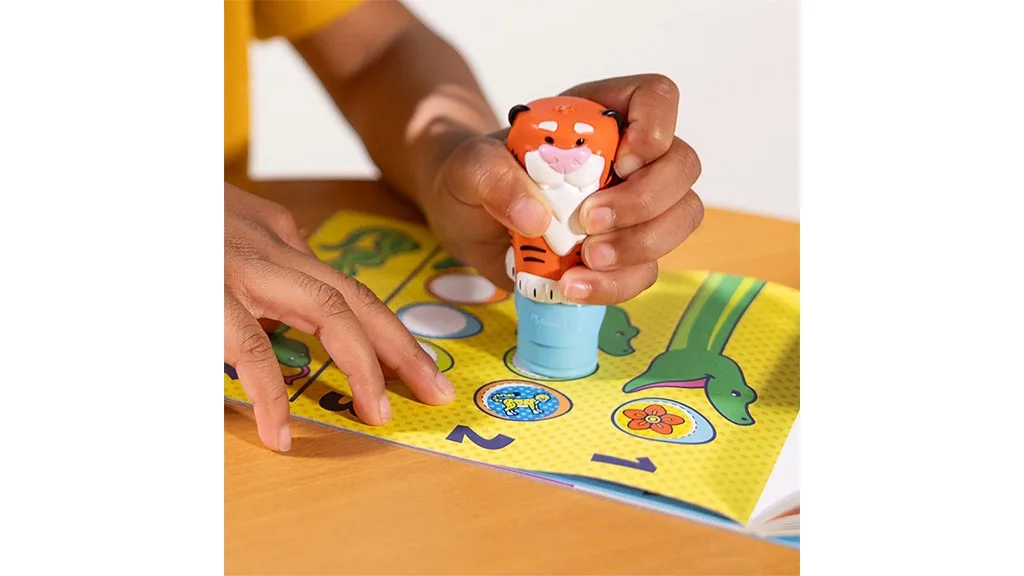 ¡El paquete de pegatinas WOW! de Melissa & Doug llega justo a tiempo para el Día Nacional de las Pegatinas.