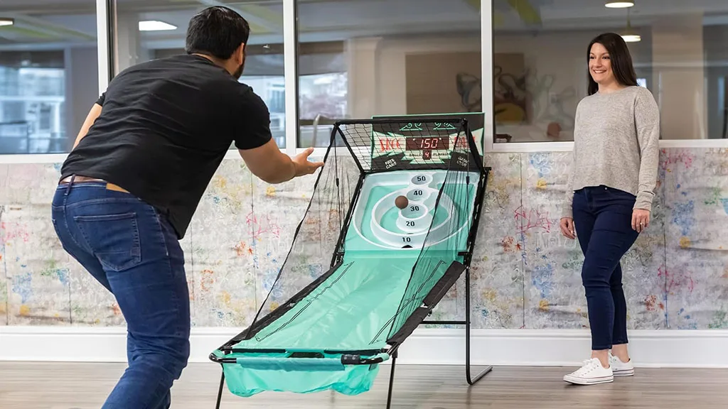 ¡Lanza una puntuación nostálgica con este juego de Skee-Ball con marco!