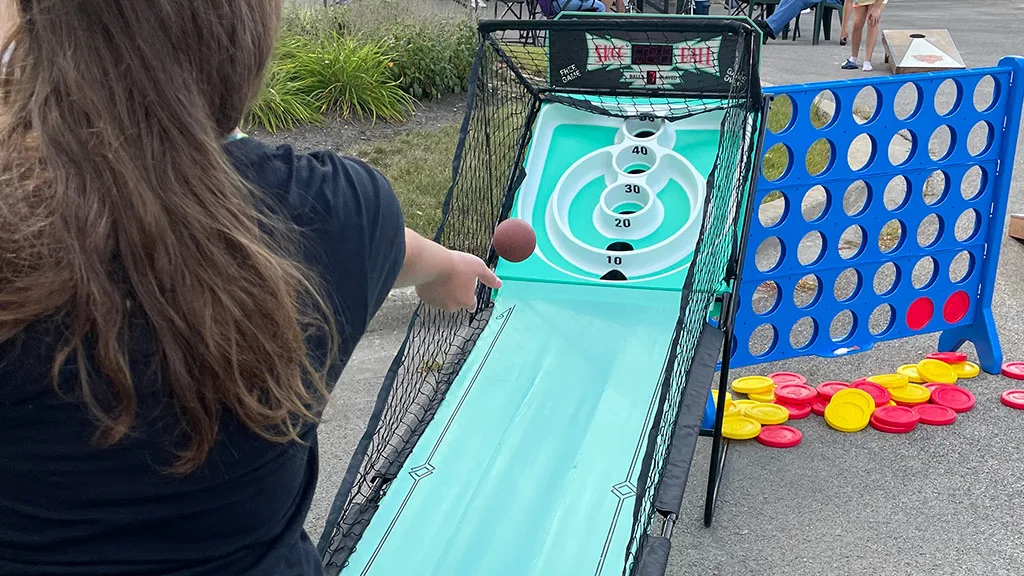 ¡Lanza una puntuación nostálgica con este juego de Skee-Ball con marco!