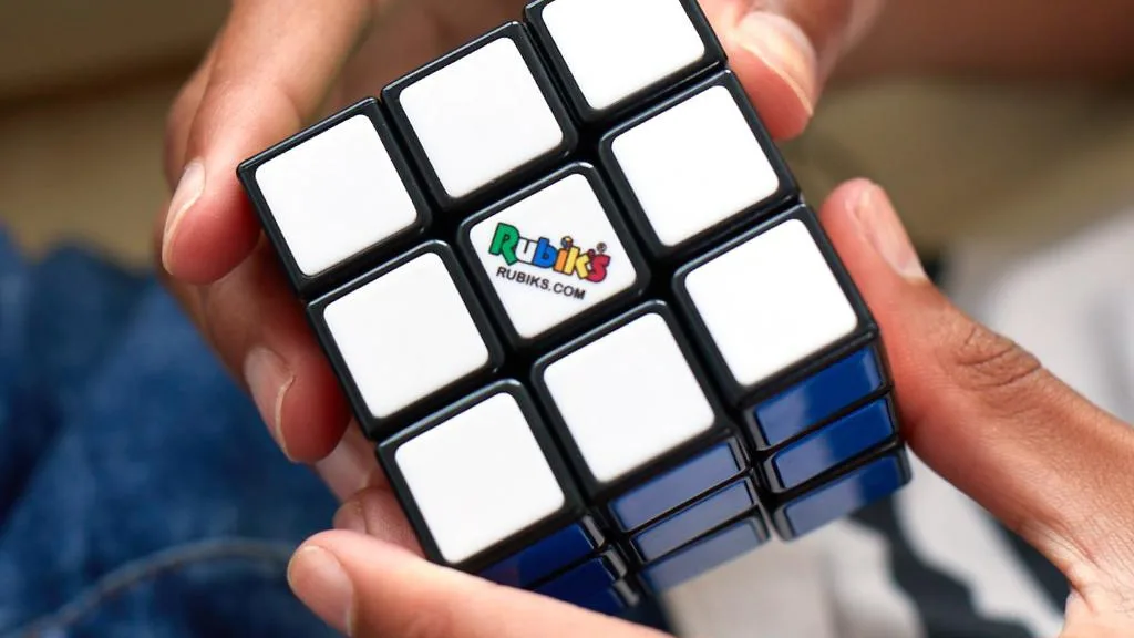 ¡Celebra el 50 aniversario del cubo Rubik con nuevos cubos y juegos!