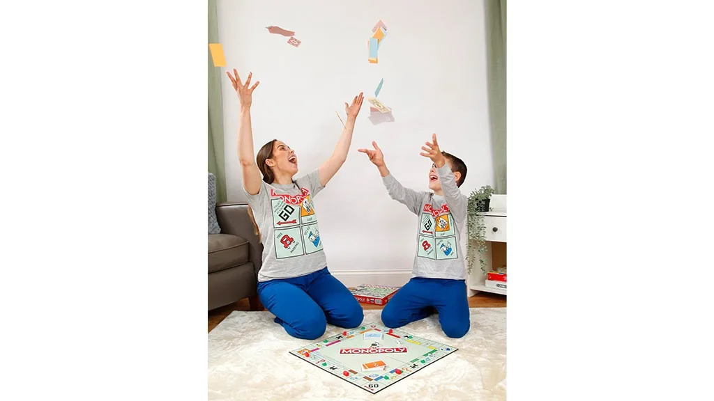 La familia puede vestirse con estilo para la noche de juegos de mesa con pijamas de juegos de mesa.