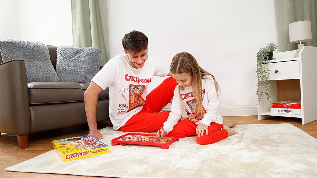La familia puede vestirse con estilo para la noche de juegos de mesa con pijamas de juegos de mesa.