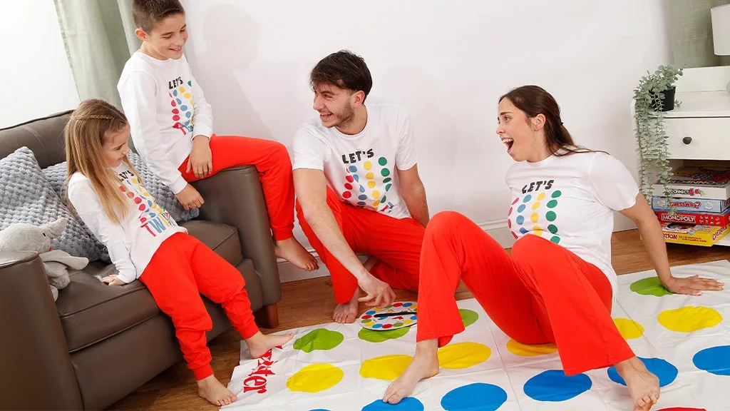 La familia puede vestirse con estilo para la noche de juegos de mesa con pijamas de juegos de mesa.