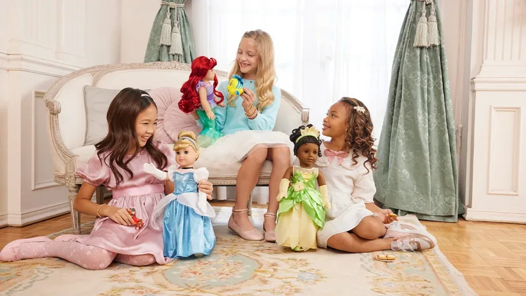 Los niños ahora pueden jugar con las muñecas American Girl junto a Ariel, Tiana y Cenicienta