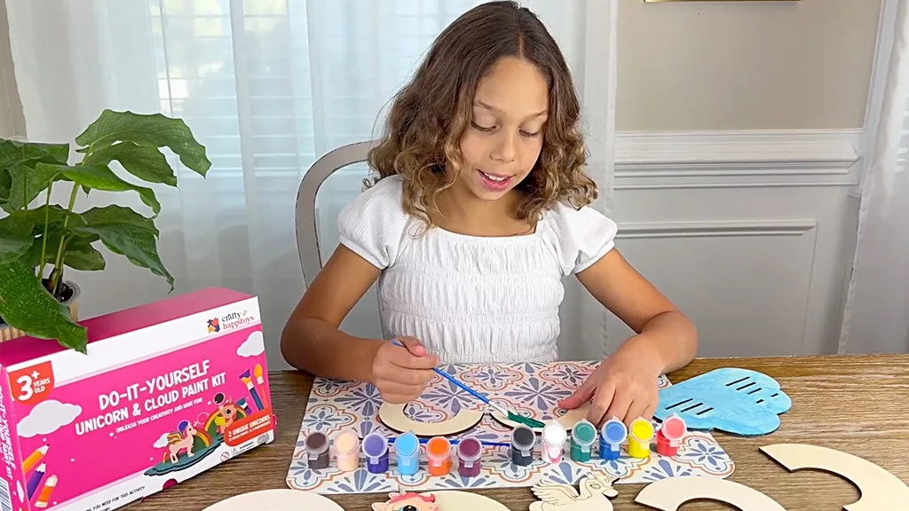 Presentación de juguetes: Craft HappiToys Hazlo tú mismo Kit de pintura de Unicornio & Nube