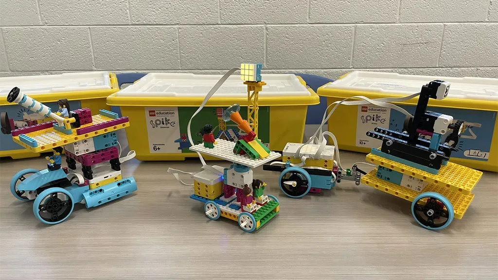 Maestros y estudiantes pueden explorar el próximo eclipse solar con los sets creativos de LEGO