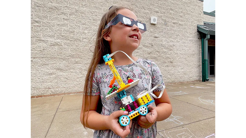 Maestros y estudiantes pueden explorar el próximo eclipse solar con los sets creativos de LEGO