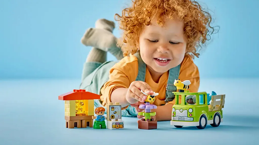 Presentación de juguetes: Un poco de cuidado de LEGO® para las abejas y las colmenas
