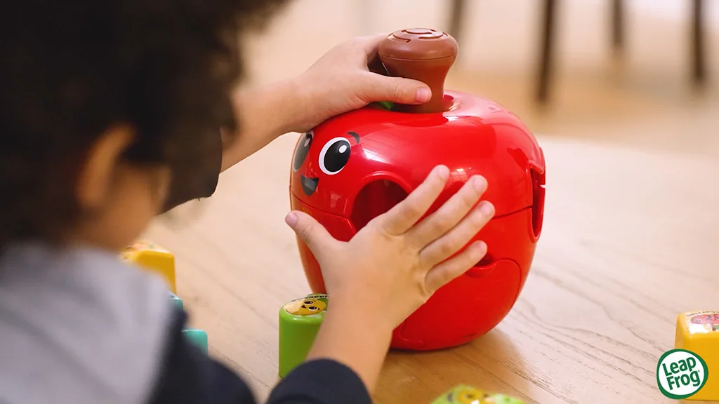 Presentación de juguetes: LeapFrog Clasificador de formas en forma de manzana
