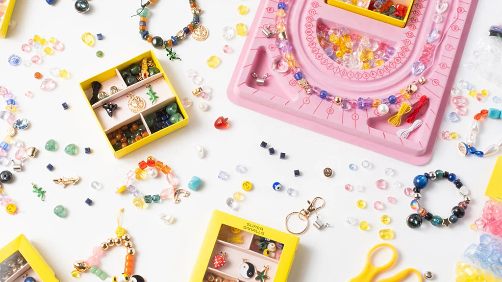 ¡Haz que cualquier fiesta de cumpleaños sea mejor con los kits de fiesta de Super Smalls para hacer pulseras!