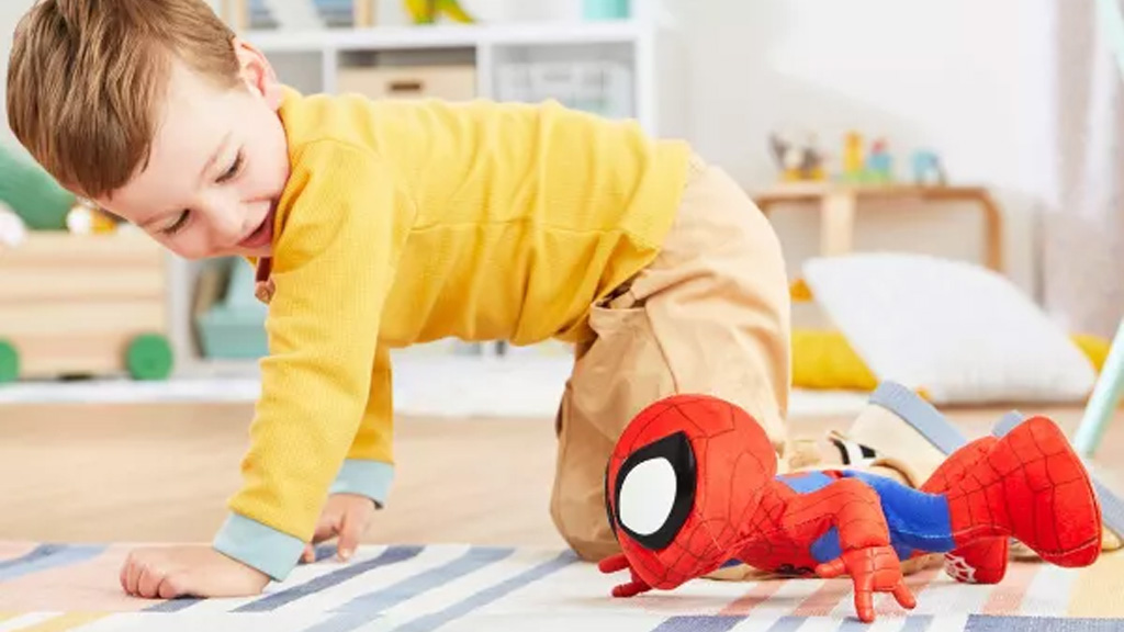 ¡Descubre los movimientos de superhéroe este verano con el Spider-Man que baila y trepa!