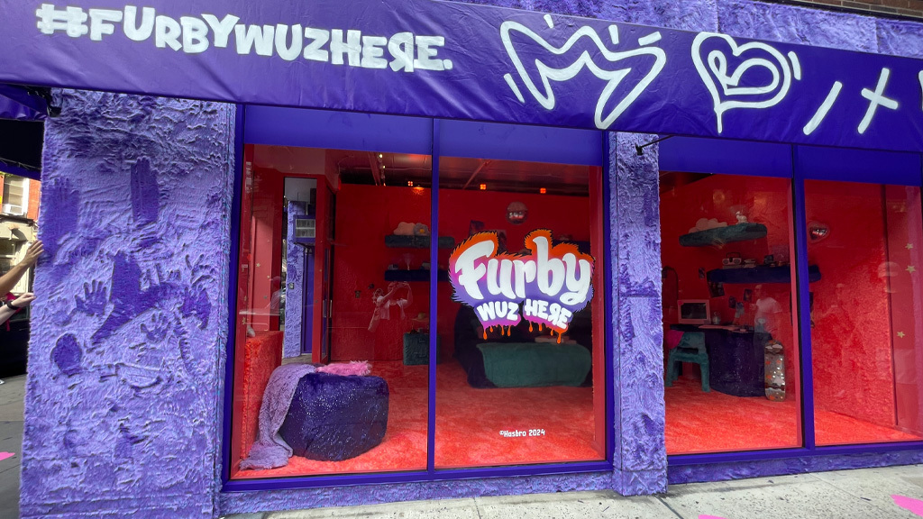 Visita la guarida de Furby con la experiencia Furby Wuz Here