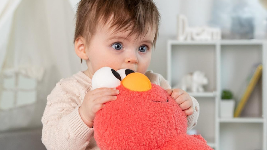 Los niños pueden abrazar al Cookie Monster con los juguetes de Kids Preferred