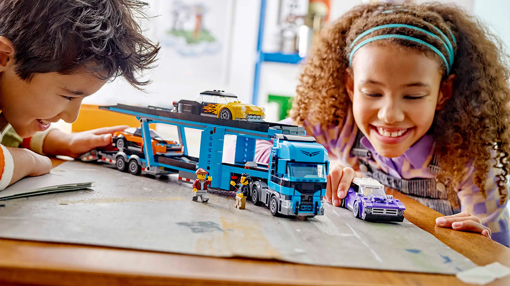 Presentación de juguetes: LEGO Camión Transportador de Autos de Ciudad con Autos Deportivos
