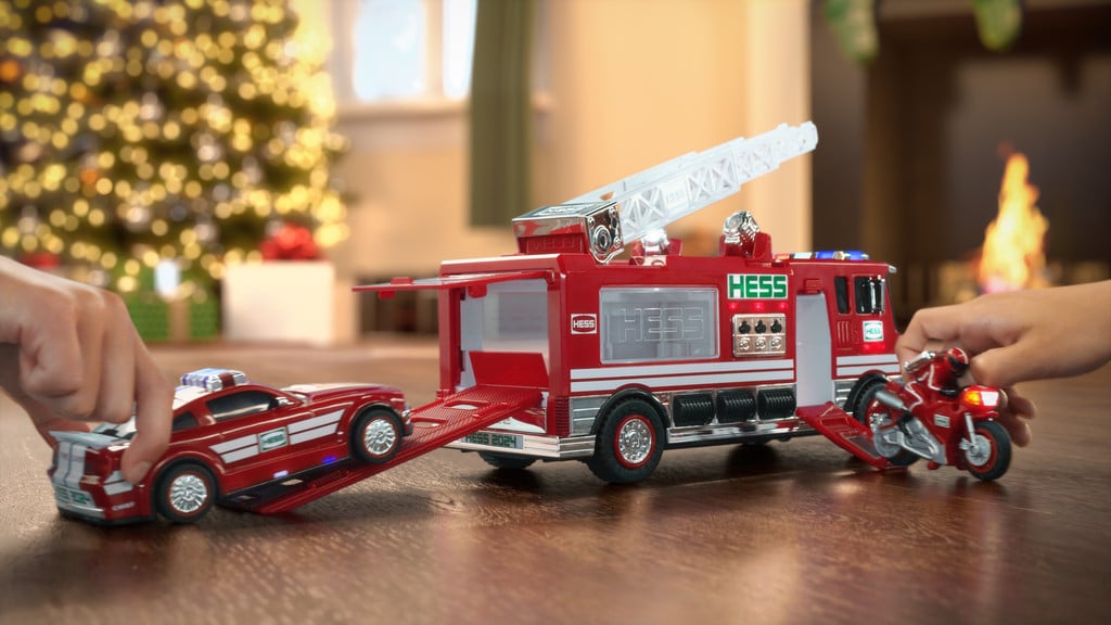 El camión de juguete Hess celebra su 60 aniversario con un camión de bomberos, un coche y un set de motocicleta