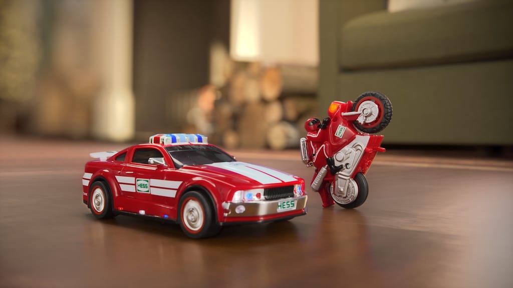 El camión de juguete Hess celebra su 60 aniversario con un camión de bomberos, un coche y un set de motocicleta