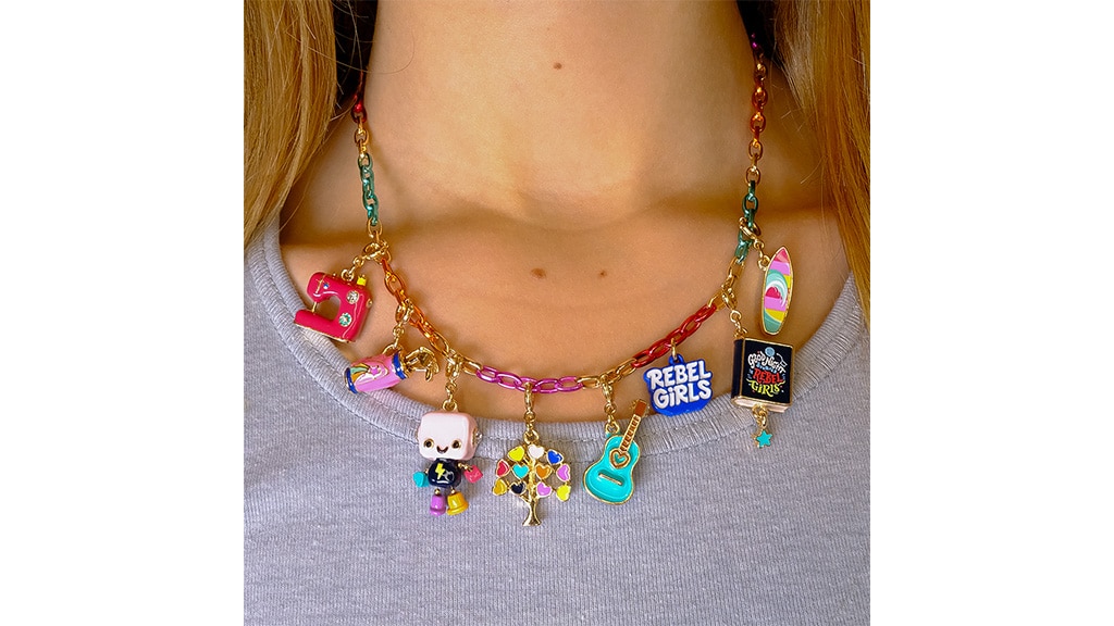 ¡Charm It! se ha unido a Rebel Girls para una colección de cápsulas