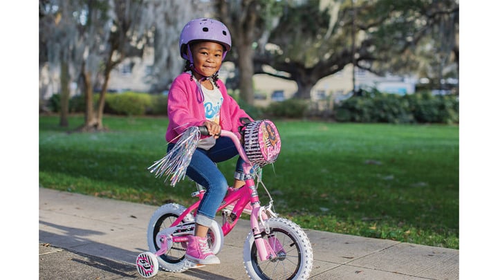 ¡Rueda hacia las fiestas con las bicicletas y vehículos de Dynacraft!