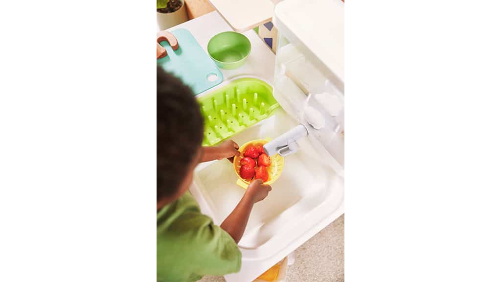 Un fregadero funcional y procesadores de alimentos: la cocina de juguete realista de Lovevery lo tiene todo