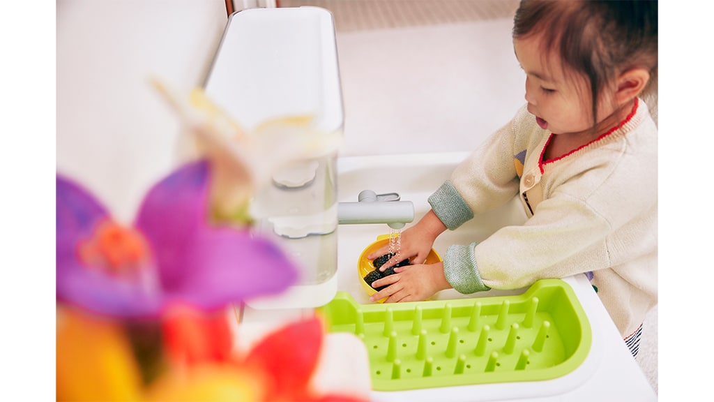 Un fregadero funcional y procesadores de alimentos: la cocina de juguete realista de Lovevery lo tiene todo