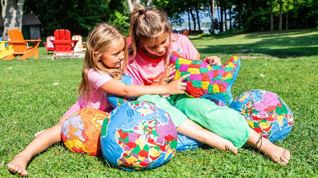 Los niños pueden explorar la geografía con Hugg-A-Planet