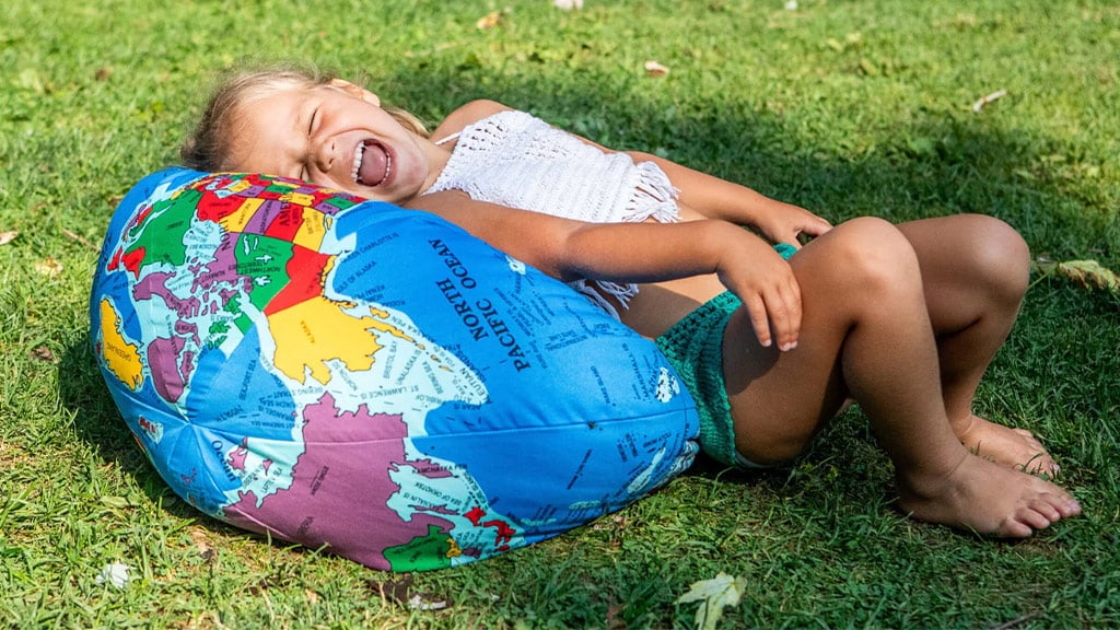 Los niños pueden explorar la geografía con Hugg-A-Planet