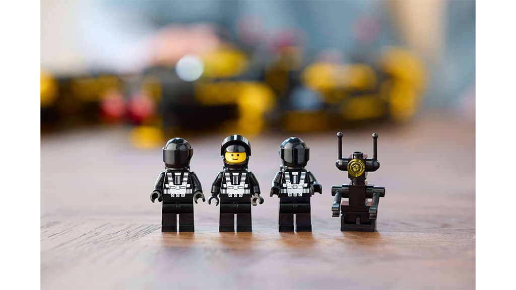 Vuela de regreso a los años 80 con el nuevo set Blacktron Renegade de LEGO