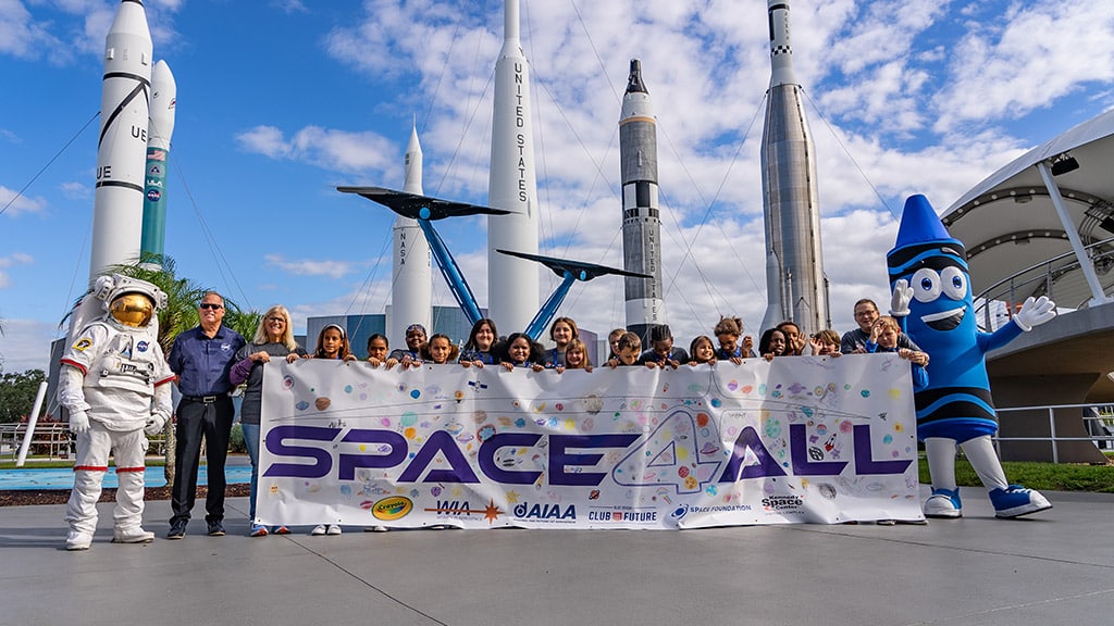 El Crayola Space4All inspira a los niños en el Centro Espacial Kennedy a alcanzar las estrellas