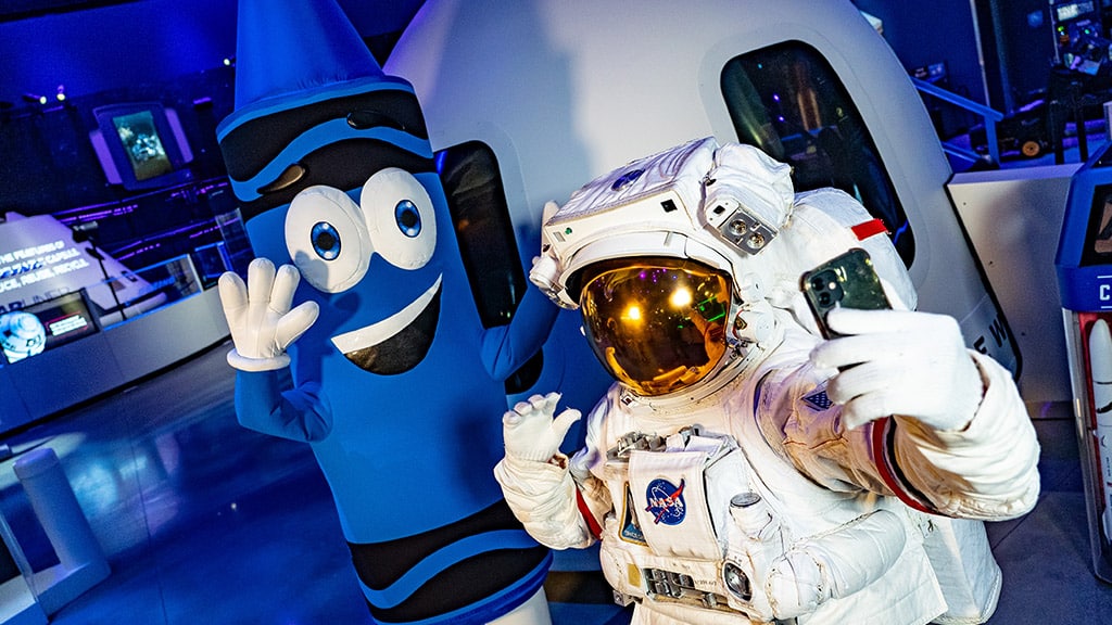 El Crayola Space4All inspira a los niños en el Centro Espacial Kennedy a alcanzar las estrellas