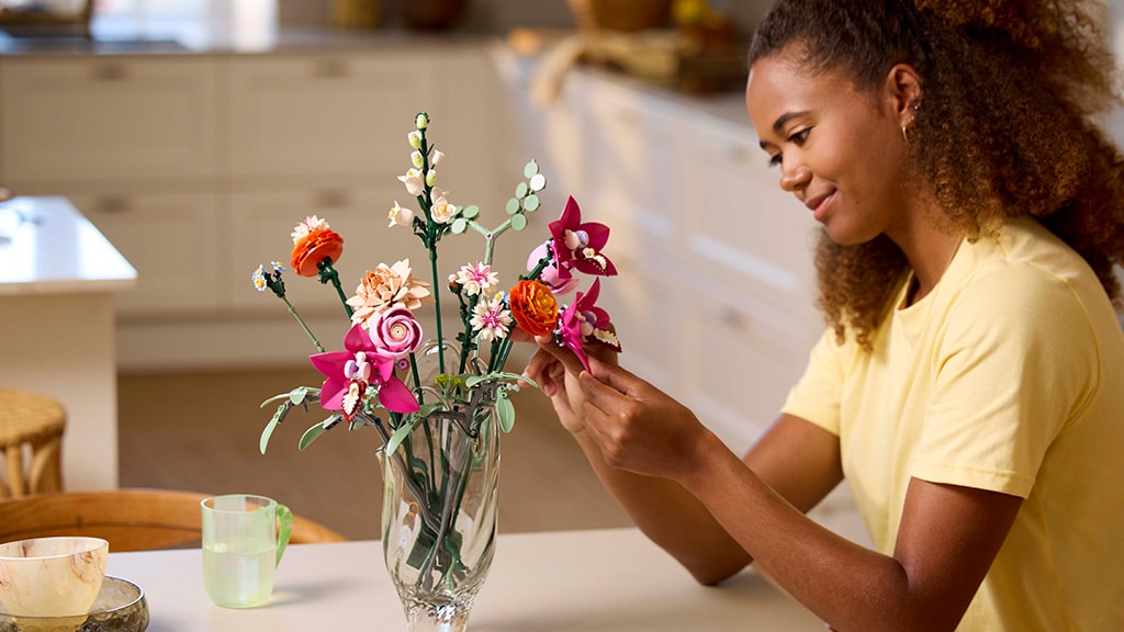 Aquí está el set de LEGO Ramo de flores rosas