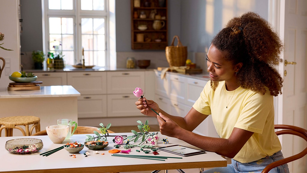 Aquí está el set de LEGO Ramo de flores rosas