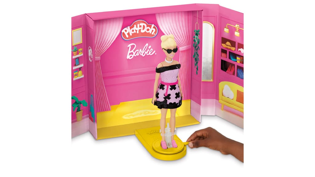 Las muñecas Barbie pueden desfilar en la pasarela con nuevos trajes y accesorios de Play-Doh
