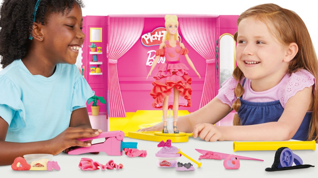 Las muñecas Barbie pueden desfilar en la pasarela con nuevos trajes y accesorios de Play-Doh