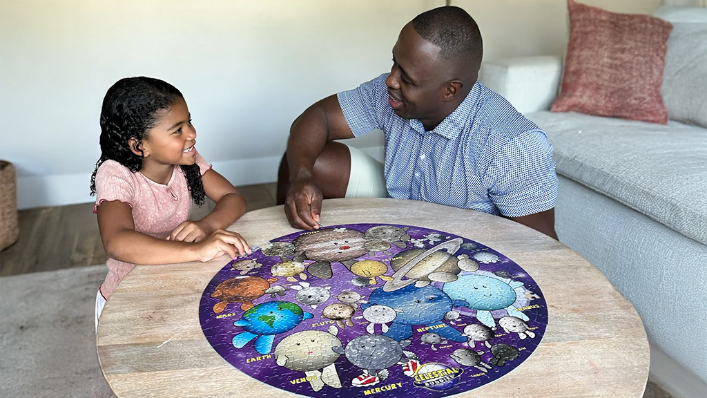 Celestial Buddies: ¡Cuántas lunas! Puzzle de 500 piezas