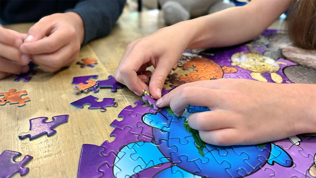 Celestial Buddies: ¡Cuántas lunas! Puzzle de 500 piezas