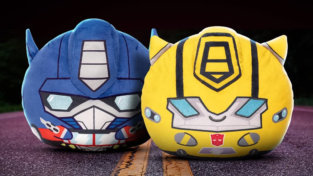 Aquí está la nueva colección de peluches Transformers de TeeTurtle