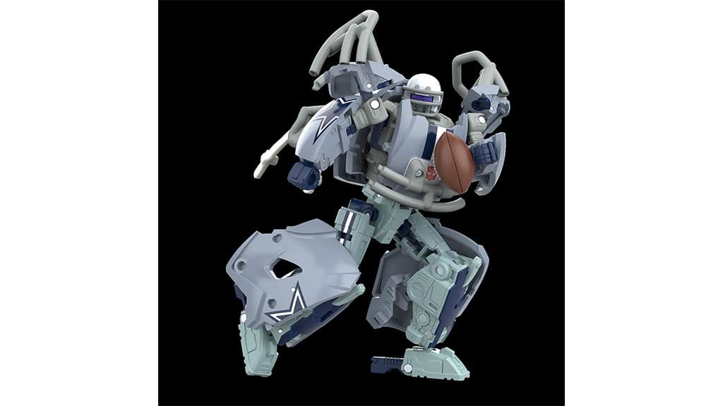 ¡Anima al equipo favorito de la familia con las nuevas figuras de NFL Transformers!