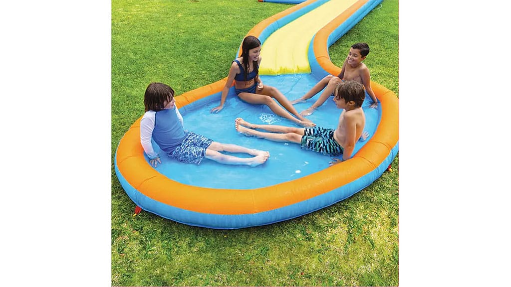 Las familias pueden deslizarse en la diversión de verano con los nuevos toboganes inflables de Wham-O.