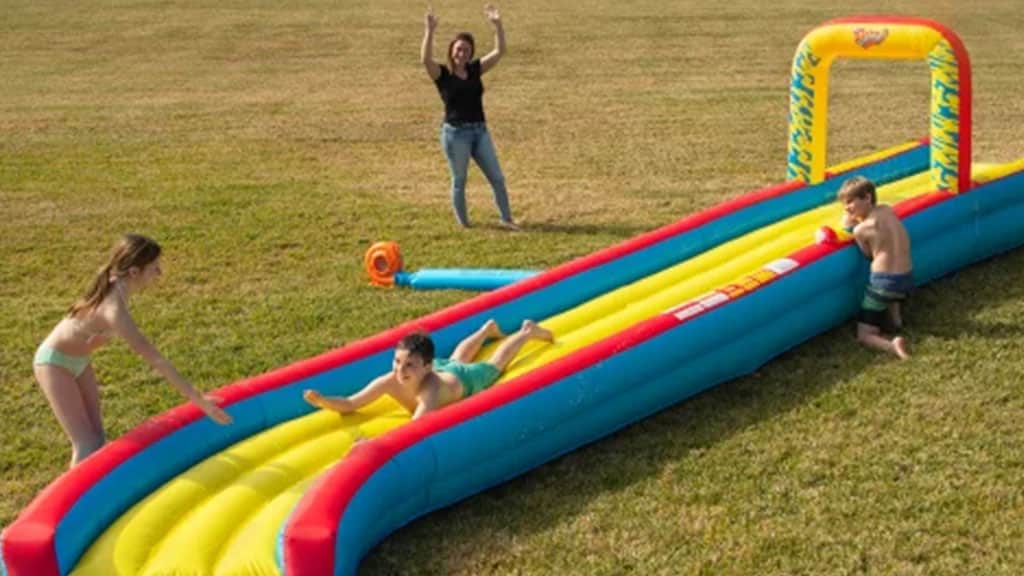 Las familias pueden deslizarse en la diversión de verano con los nuevos toboganes inflables de Wham-O.